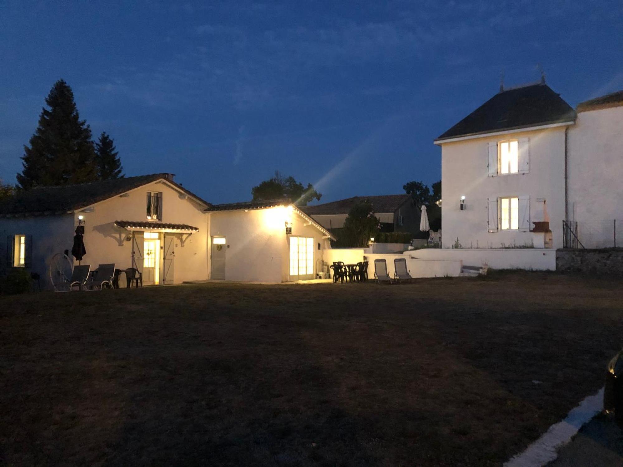 Gite Des Tournesols Oradour-Fanais Екстер'єр фото