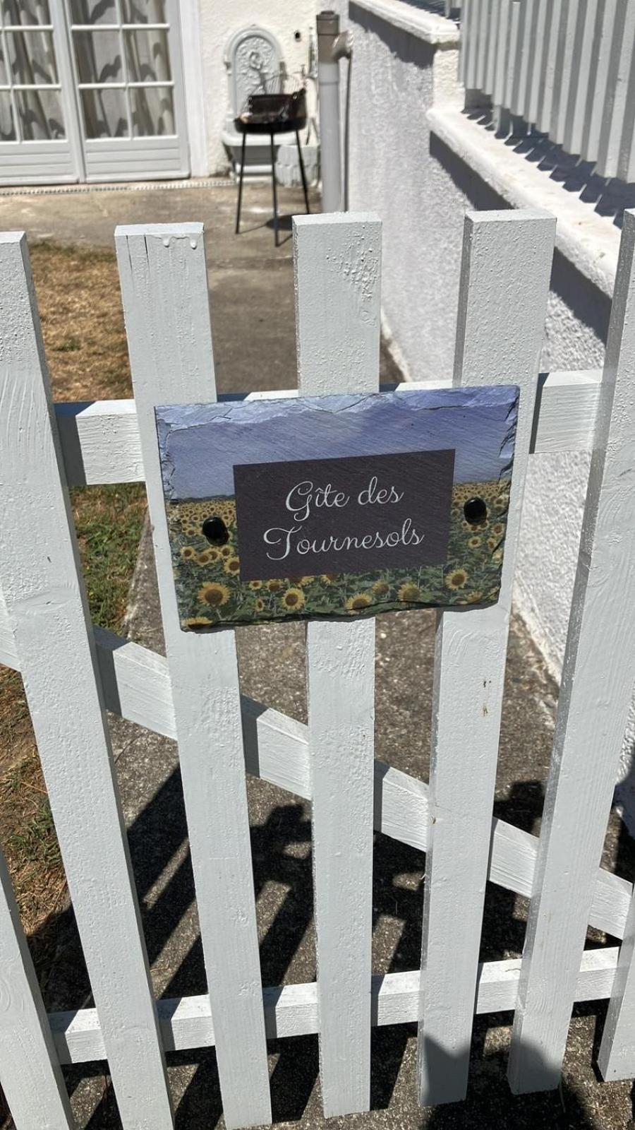 Gite Des Tournesols Oradour-Fanais Екстер'єр фото